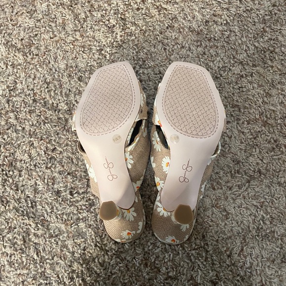 Jessica Simpson flower slip on heel - BRAND NEW - Picture 3 of 4